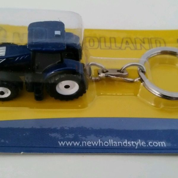 UH New Holland T7.225 Blue Power Tractor Keyring